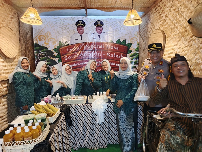 KENALKAN UMKM: Sekretaris Desa Sumberingin Ali Qosim beserta TP-PKK Desa Sumberingin memamerkan produk UMKM lokal bersama Kapolsek Kabuh AKP Tommi Hermanto.