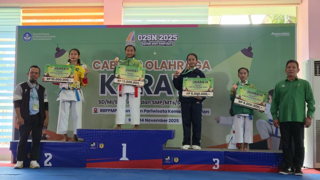 BERPRESTASI: Karateka Jombang, Ghea (podium 1) menenteng medali emas O2SN tingkat nasional, di Jakarta, Kamis (13/11).