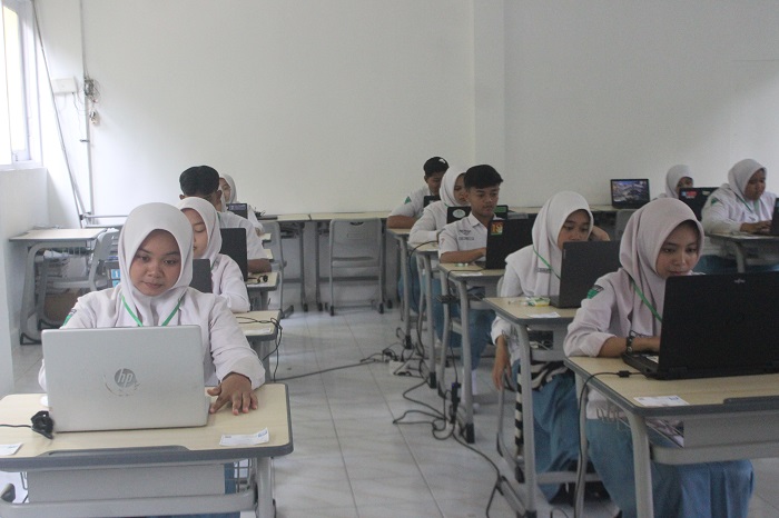 FOKUS: Siswa MAN 1 Jombang saat mengikuti TKA (4/11).  &nbsp;