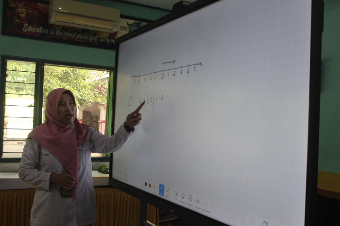 SENANG: Siswa SMPN 1 Jombang memanfaatkan IFP di ruang pertemuan, (12/11).
