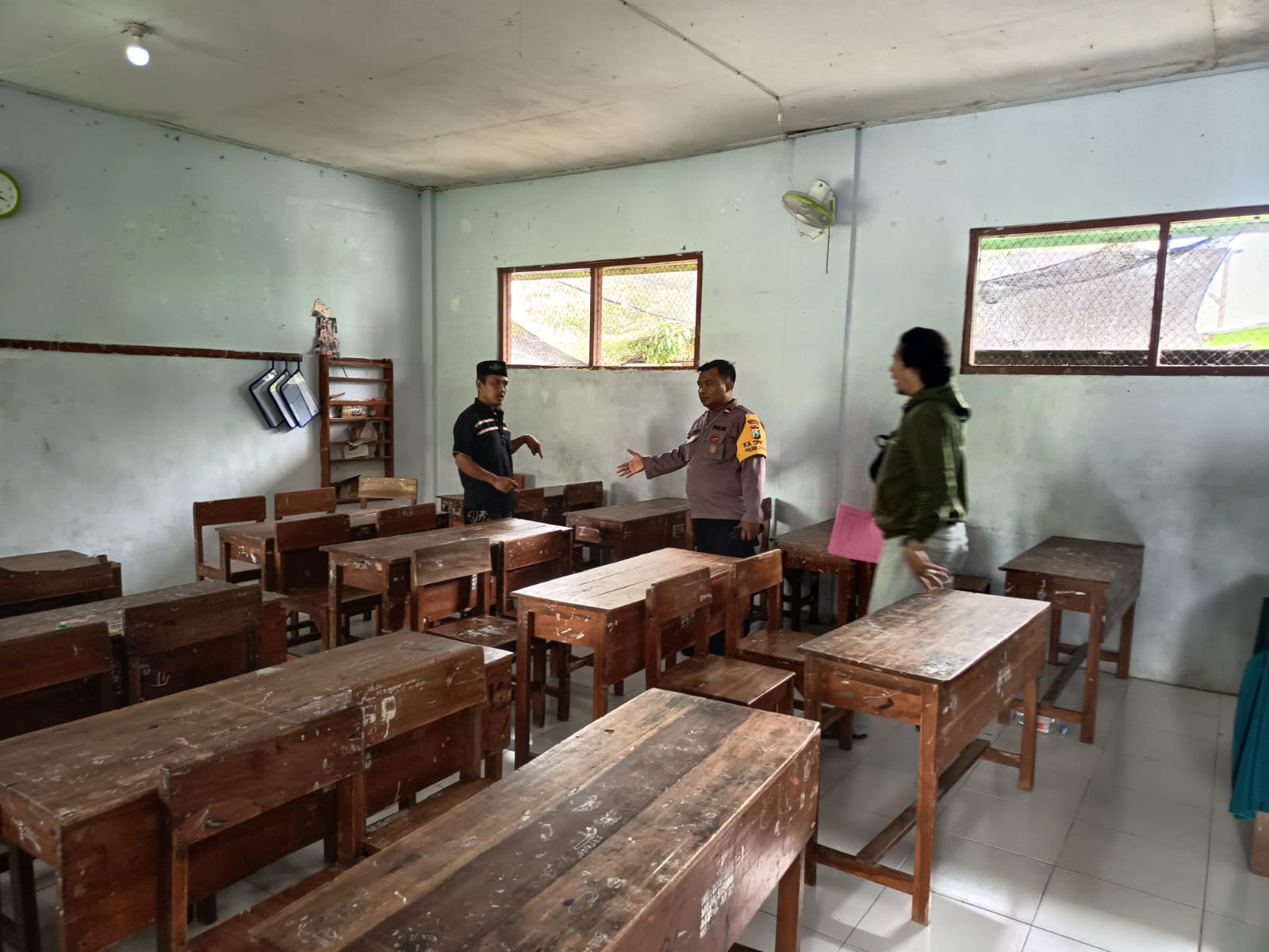 Petugas kepolisian melakukan olah kejadian perkara di kelas tempat GM pingsan hingga akhirnya meninggal dunia.