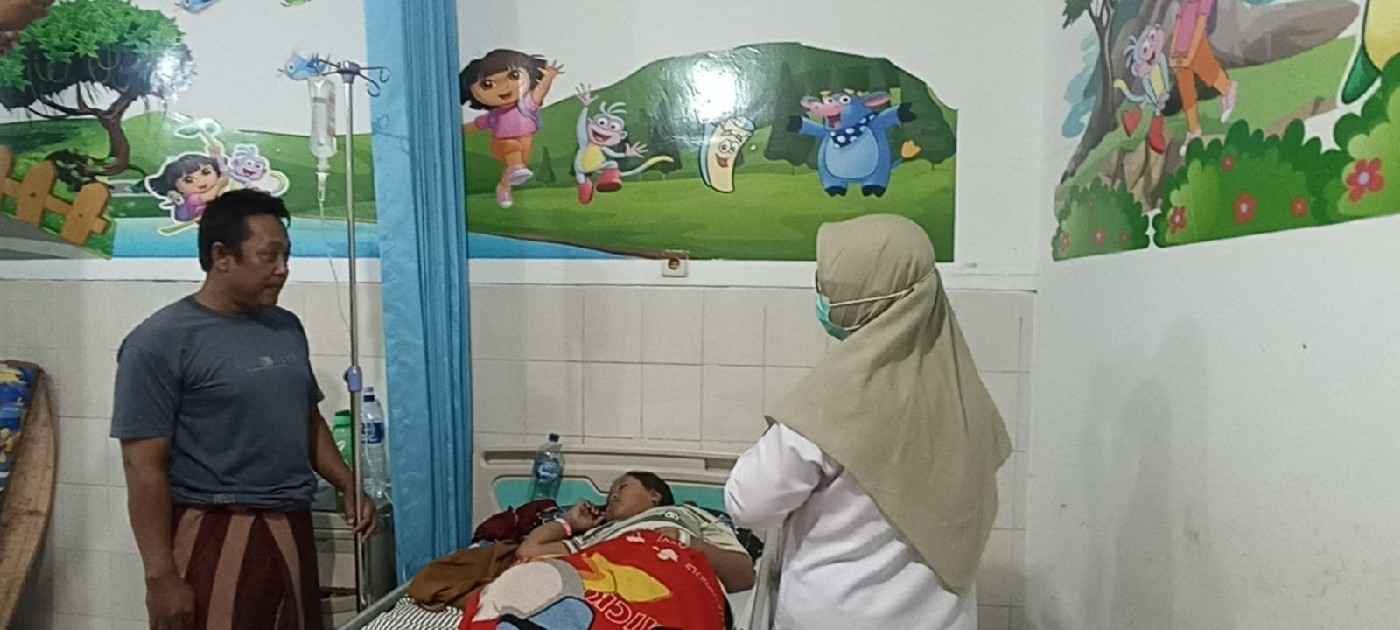DIRAWAT: Sejumlah pasien DBD dirawat di RSUD Jombang, (13/12).  &nbsp;
