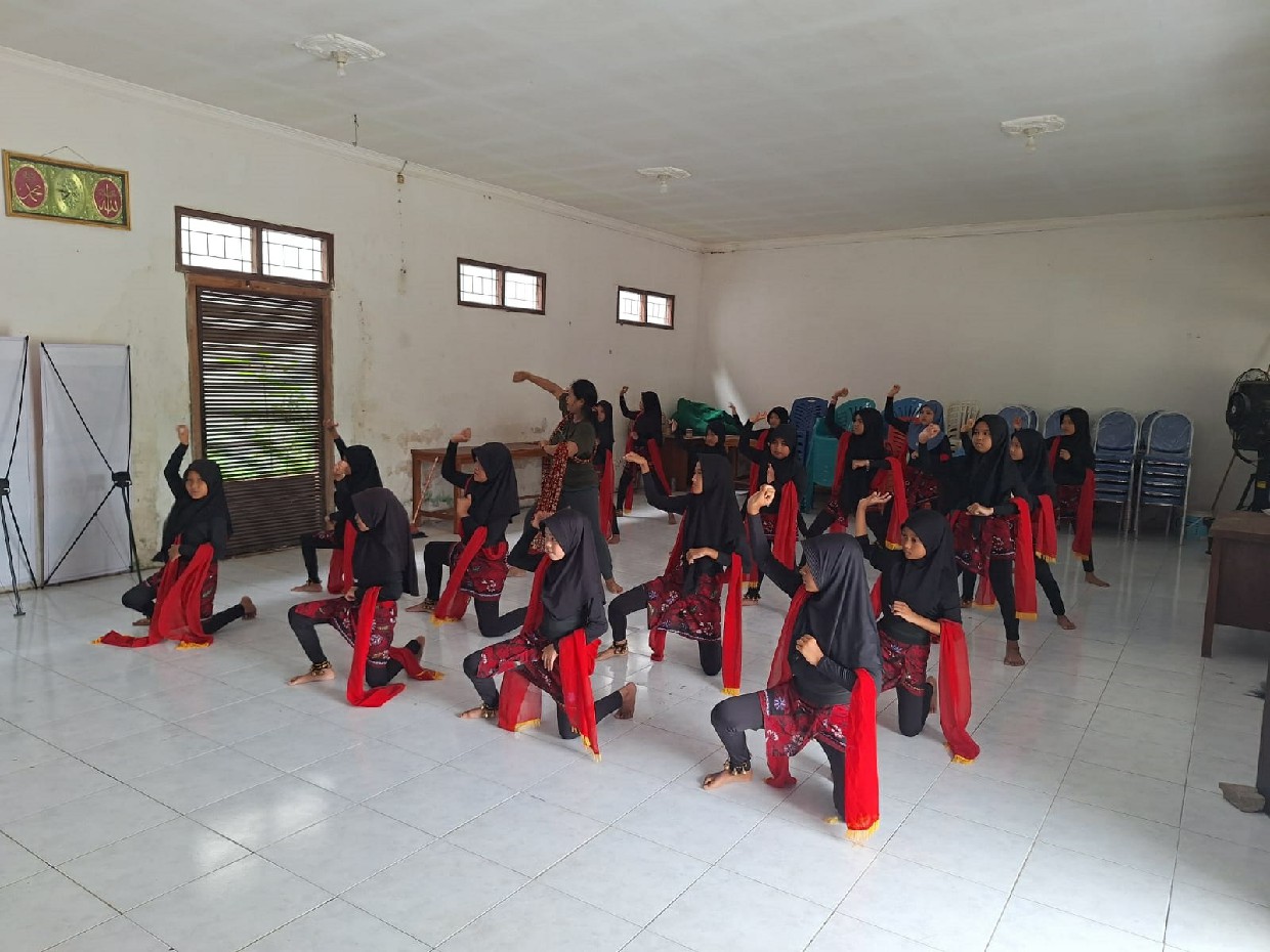 &nbsp;  ANTUSIAS: Peserta menari gratis bagi anak-anak dan warga di desa Tanggalrejo Mojoagung berlangsung antusias (14/11).  &nbsp;