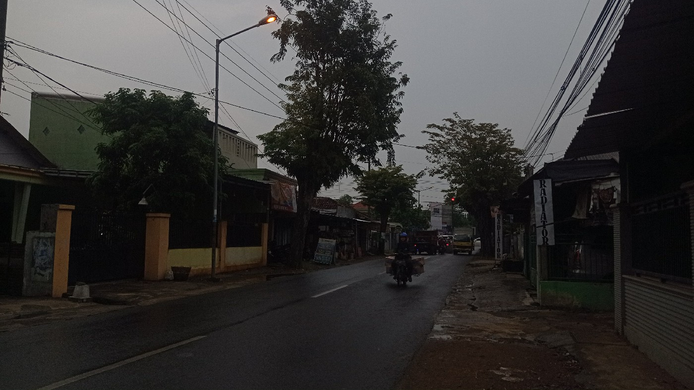 NYALA KUNING: Panel meteran listrik PJU di Jl Laksda Adi Sucipto Jombang masih menggunakan abonemen, (9/5).  &nbsp;