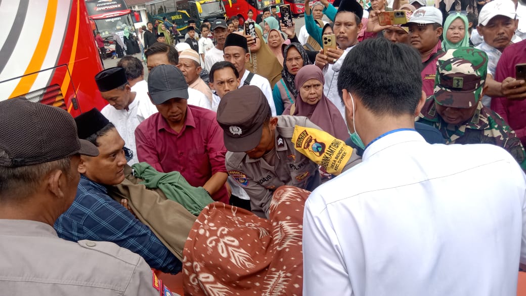 Proses evakuasi jasad korban dari dalam bus menuju rumah sakit