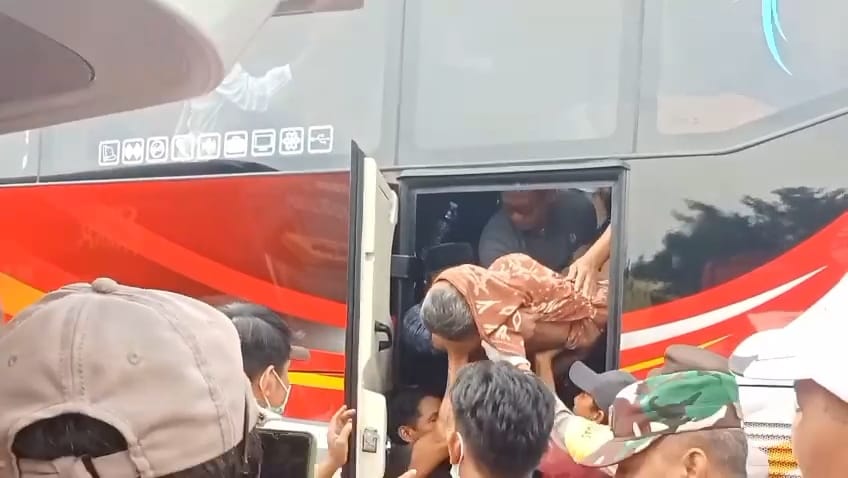 Proses evakuasi jasad korban dari dalam bus