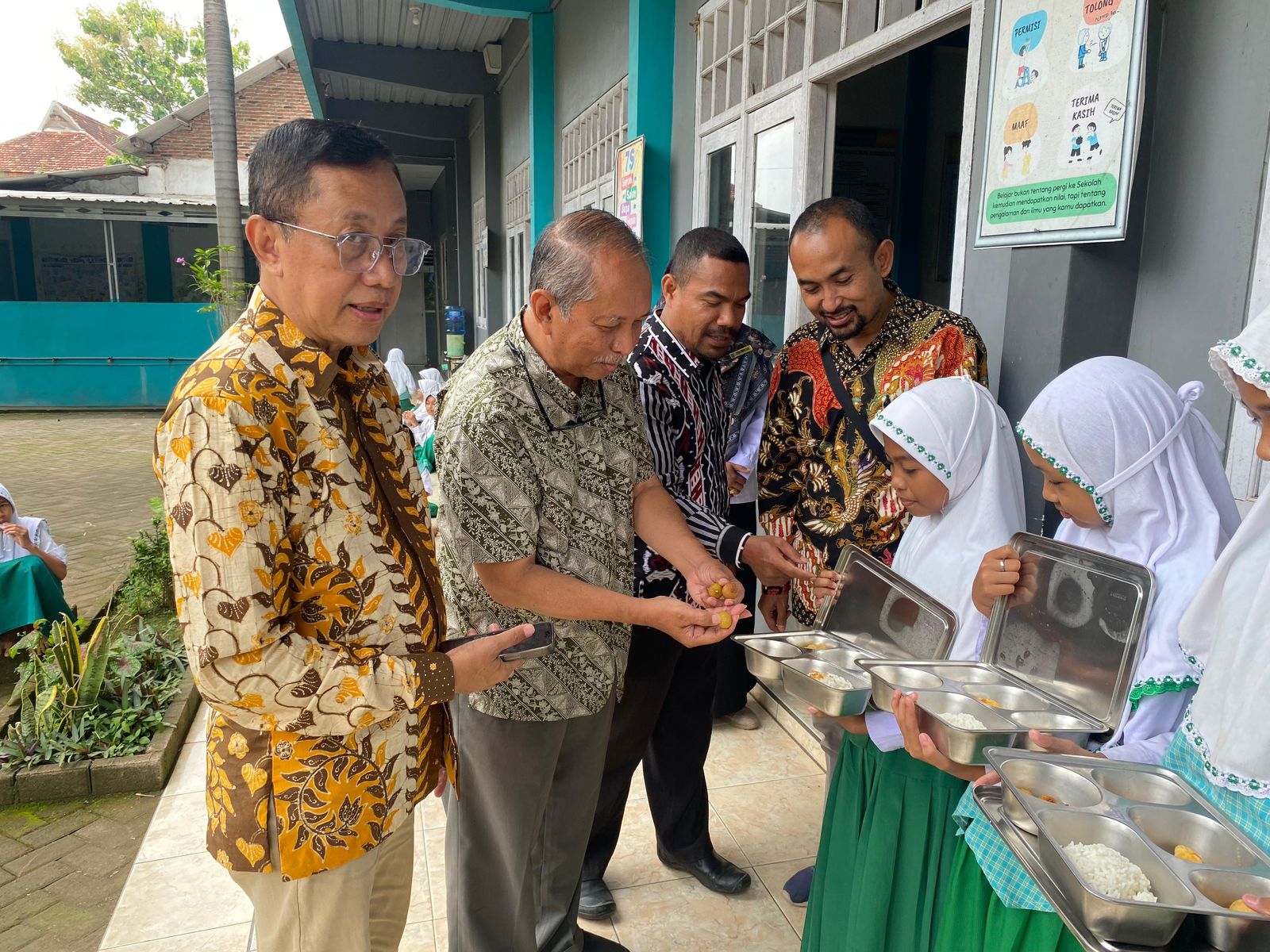 Yusron Aminulloh, pendiri Akademi Buah Nusantara saat memantau program MBG