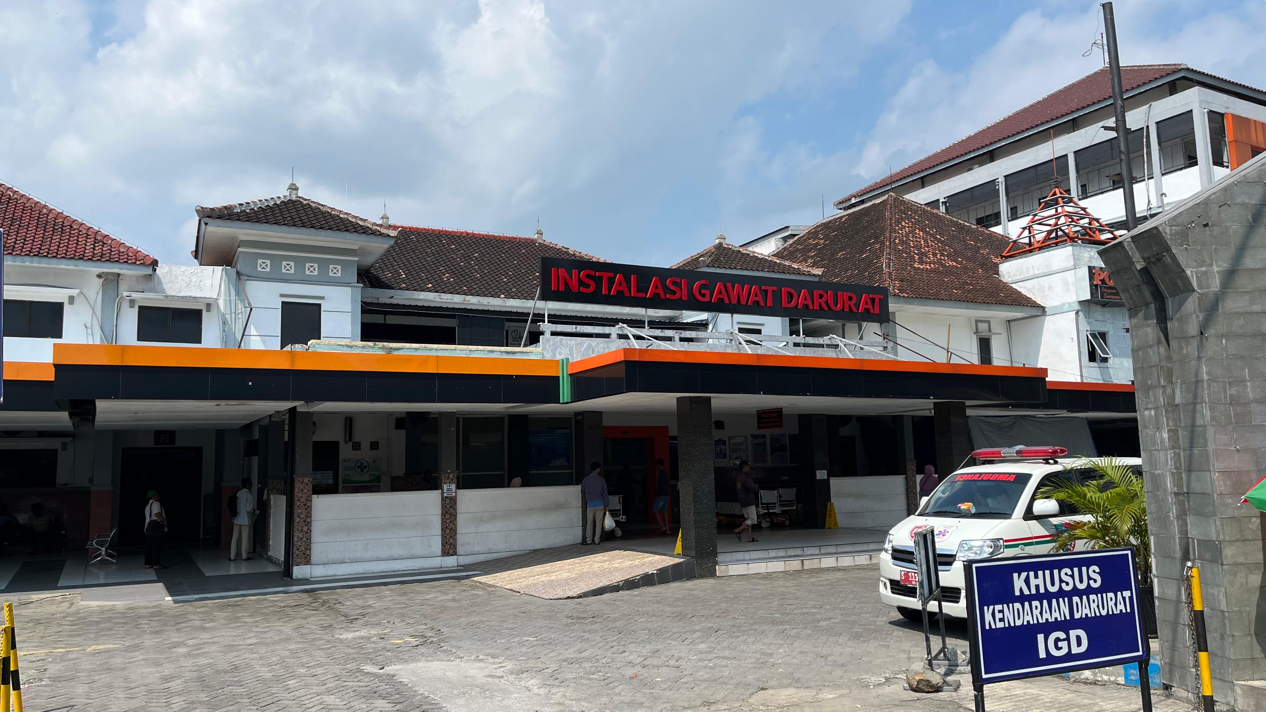 &nbsp;  SILIH BERGANTI: sejumlah ambulans hingga mobil siaga desa saat mengantarkan pasien ke RSUD Jombang.  &nbsp;