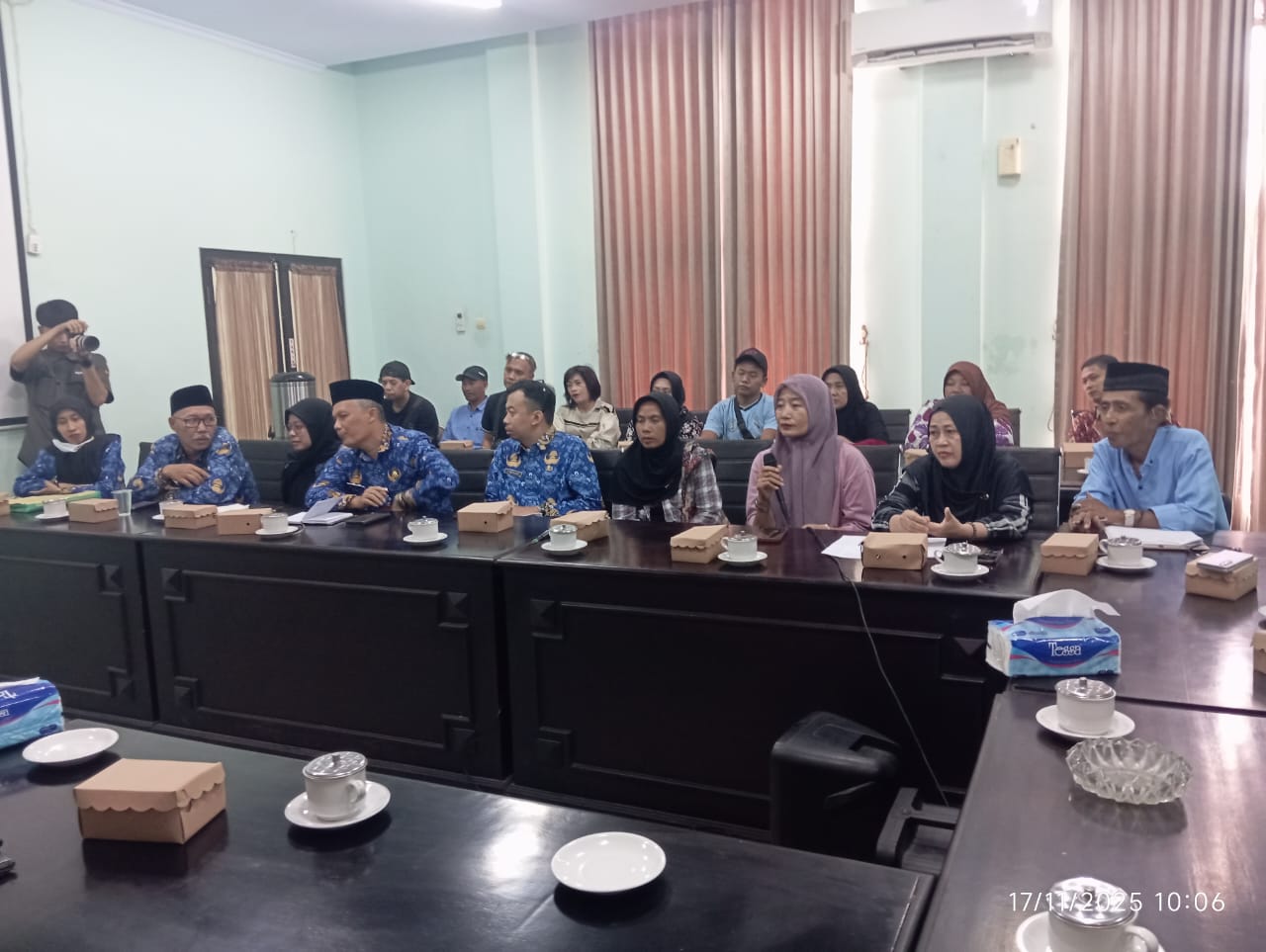 &nbsp;  SERIUS: Komisi B DPRD Jombang menerima audiensi puluhan warga yang mengaku sebagai nasabah Koperasi Al Kahfi Jombang Senin (17/11) pagi.  &nbsp;