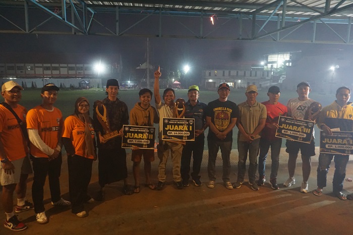 TURNAMEN KOMPETITIF: Kepala Desa Miagan Antok Budi Subagyo bersama Forkopimcam Mojoagung dan panitia BUMDES Cup 1 2025 saat menyerahkan penghargaan kepada perwakila