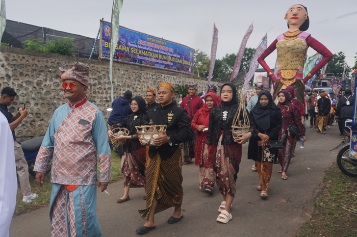 Kepala Desa Pakel Sudarmaji dan jajaran perangkat Desa Pakel, Kecamatan Bareng saat kegiatan Arak Tumpeng Ponco Tuk, Minggu (9/11) pagi.