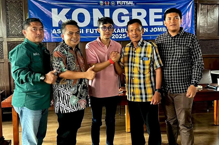 Ketua AFKAB Jombang Achmad Fachruddin (tengah) setelah kongres AFKAB Jombang di Dasarasa Kopi, Desa Kepatihan, Kecamatan/Kabupaten Jombang, Minggu (9/11).