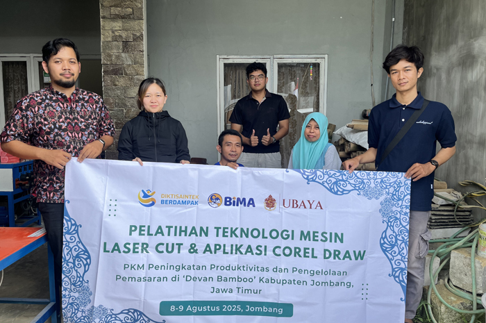 Tim BIMA PkM Ubaya memberikan bantuan kepada perajin usaha kerajinan bambu di Perak, Jombang