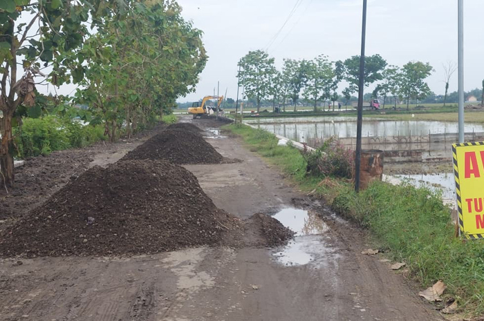 Jalan rusak di Dusun Kedunglopis, Rejosopinggir, Tembelang, Jombang ini tengah diperbaiki