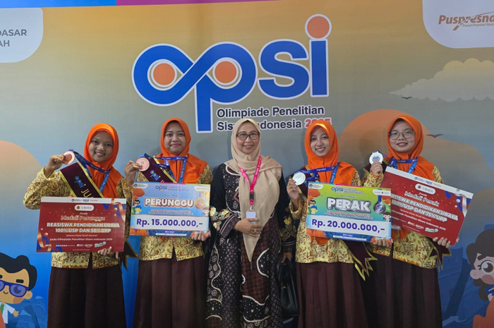 Saadatul Athiyah (tengah) bersama tim OPSI bidang IPA dan tim OPSI bidang IPS
