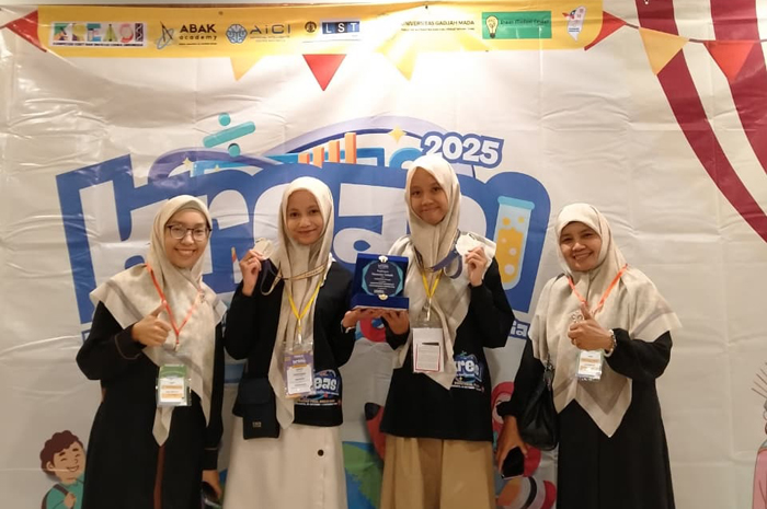Aira Fatomah Azzahra dan Alfikasi Kharisma Hanum peraih medali Perak OMI bidang riset