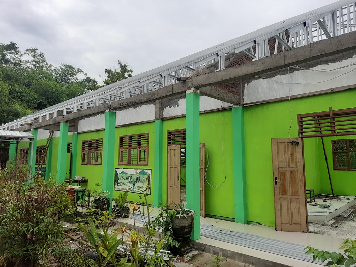 BELUM RAMPUNG: Pengerjaan rehab ruang kelas di SMPN 1 Perak, (13/11).  &nbsp;