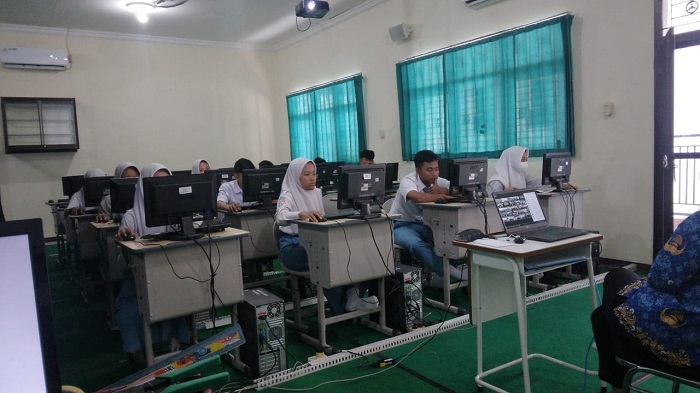 MIKIR: Siswa SMAN 2 Jombang saat mengikuti TKA susulan, kemarin.  &nbsp;