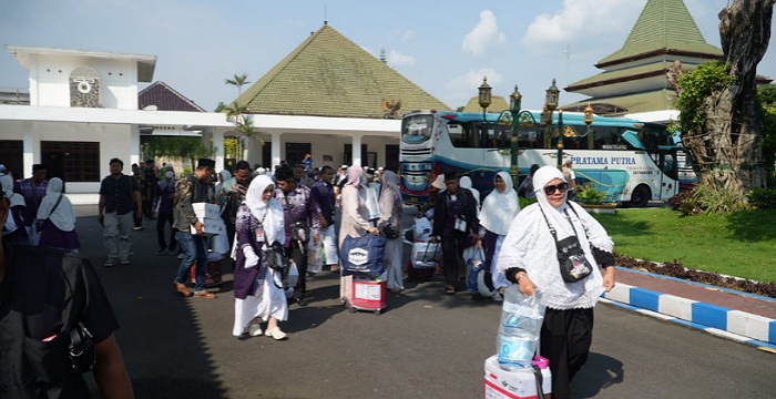 MABRUR: Jamaah haji Jombang saat pemberangkatan di Pendopo Kabupaten Jombang tahun lalu.