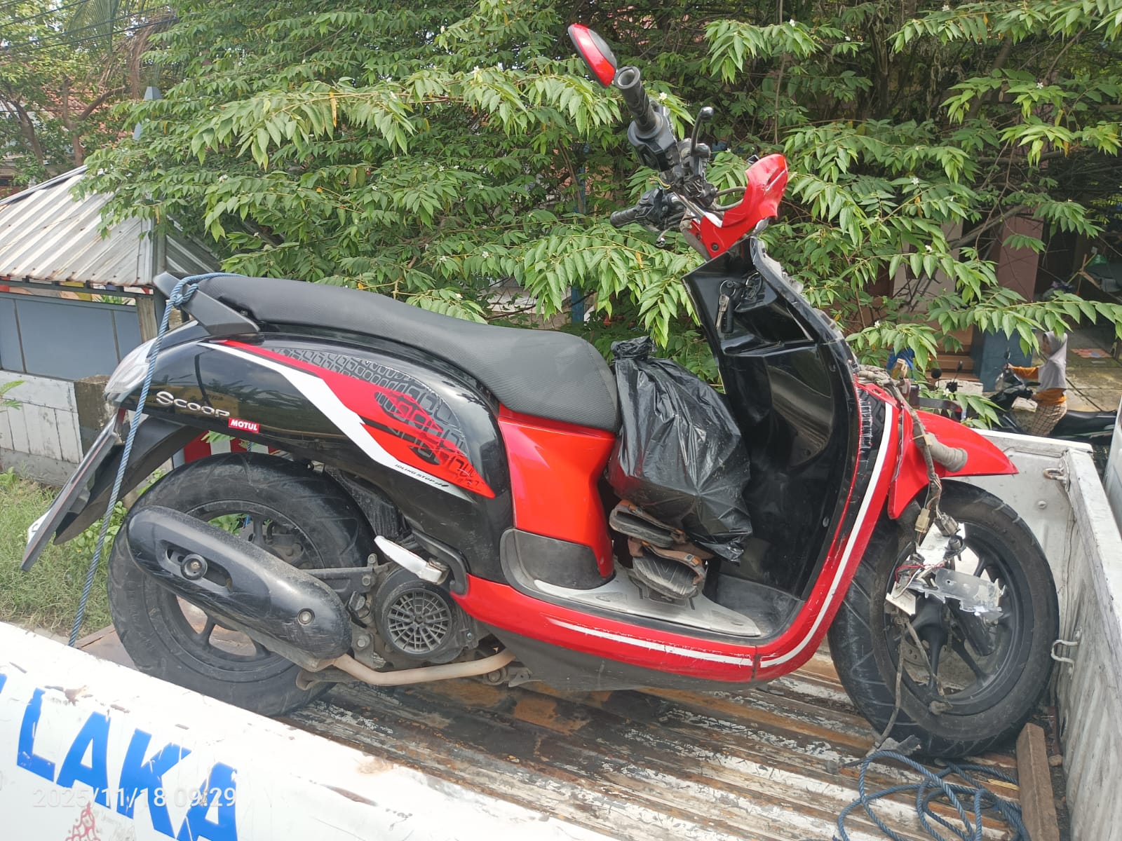 Kecelakaan maut melibatkan sebuah sepeda motor dan sebuah truk box terjadi di Jalur Provinsi Ploso-Gedeg, Desa Tapen, Kecamatan, Kudu, Jombang Selasa (19/11) pagi.