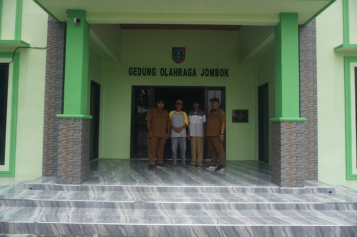 &nbsp;  TUNTAS: Perangkat Desa Jombok bersama TPK melakukan pengecekan gedung olahraga yang baru saja selesai dibangun.