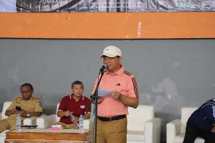 TELADAN: Sekretaris Daerah Kabupaten Jombang, Agus Purnomo, membuka bola voli Bupati Jombang Cup 2025 di GOR Merdeka Jombang, &nbsp;Selasa (18/11).  &nbsp;