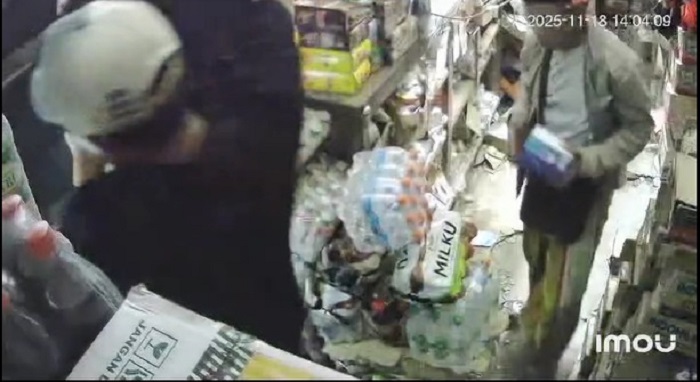 Aksi kedua pencuri spesialis rokok saat beraksi di Pasar Bandung, Diwek