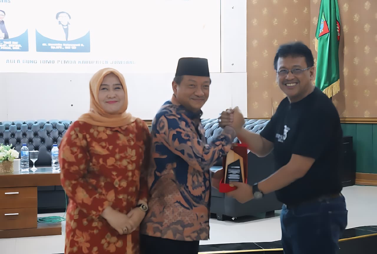 KERJASAMA: Pembina DWP Kabupaten Jombang Agus Purnomo, didampingi Ketua DWP Kabupaten Jombang, Lilik Agus Purnomo, menerima cenderamata dari dr Mahfudz SpPD.