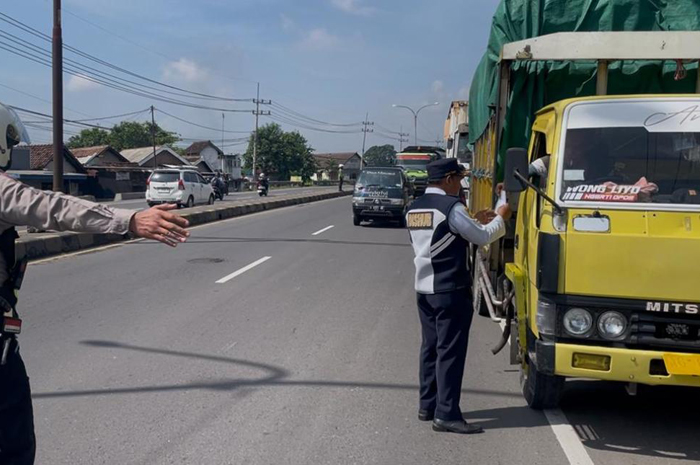 Sebanyak 40 kendaraan terjaring dalam operasi penertiban uji KIR yang digelar di Jalan Raya Mojoagung, , Rabu (19/11).