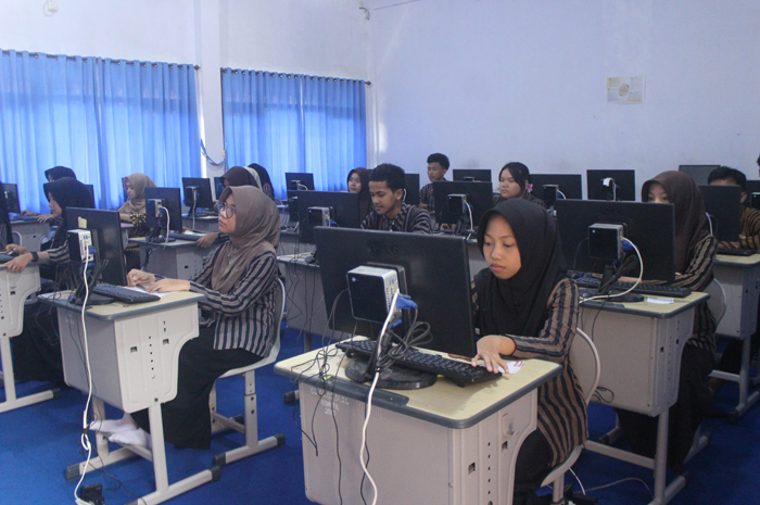 SERIUS: Siswa SMAN Mojoagung mengikuti geladi bersih TKA, (30/10). SMAN Mojoagung menggelar TKA susulan gelombang kedua kemarin dan hari ini.  &nbsp;