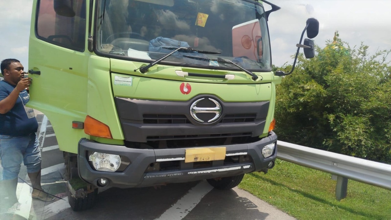 Seorang pria nekat  menabrakkan diri ke sebuah truk yang sedang berjalan di KM 683.300 jalur B Tol Jombang Kertosono, Kamis (20/11)