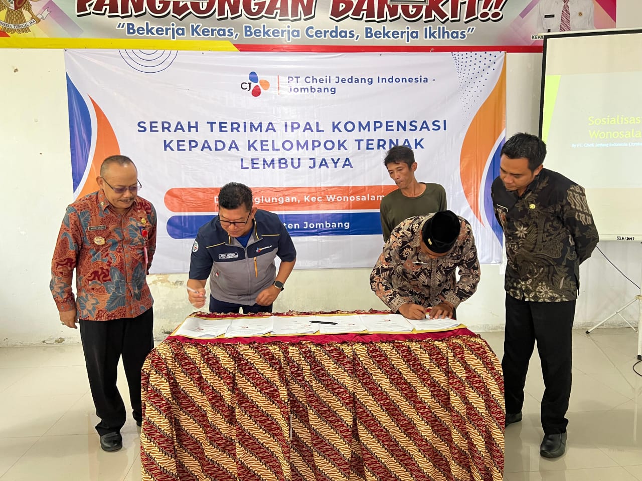 DISERAHKAN : Director Associate PT CJI, Beny Effendy bersama Kepala Dinas Peternakan M Saleh saat melakukan penandatanganan serah terima bangunan IPAL, Kamis (20/11)