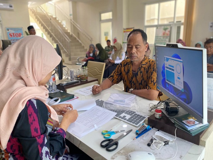  URUS VISA: Puluhan calon jemaah haji reguler mengikuti tahapan perekaman biovisa di kantor Kemenag Jombang kemarin (20/11). 