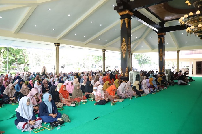 &nbsp;  SENANG: Sebanyak 6.360 guru TPQ di Jombang menerima insentif dari Pemkab Jombang, (19/11).  &nbsp;