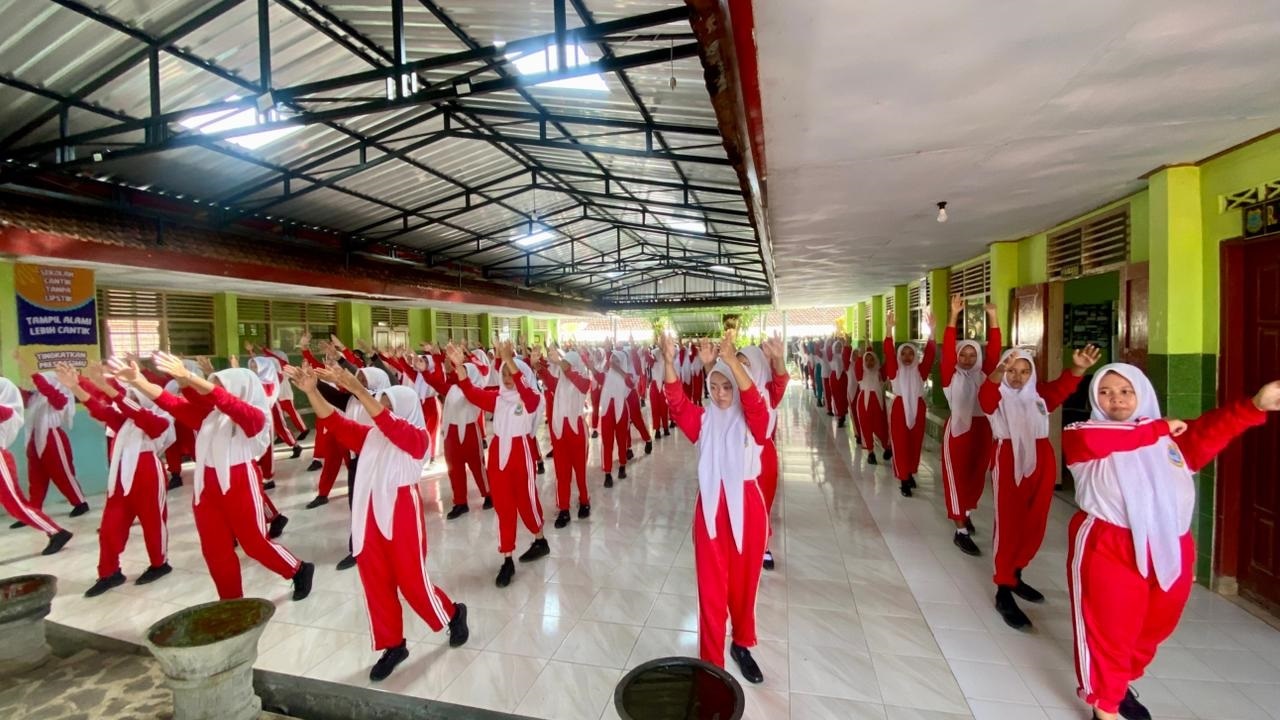 AKTIF: Para siswa SMPN 1 Wonosalam saat melaksanakan berbagai kegiatan kokurikuler di lingkungan sekolah, kemarin.