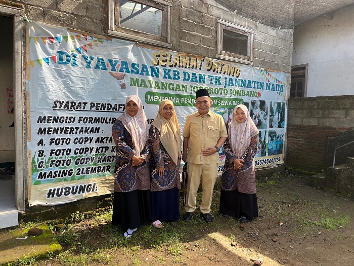 TELADAN: Wakil Ketua DPRD Jombang, HM Syarif Hidayatullah ST MMT (Gus Sentot), mengunjungi KB dan TK Jannatin Naim, Mayangan, Jogoroto, Kamis (20/11).  &nbsp;