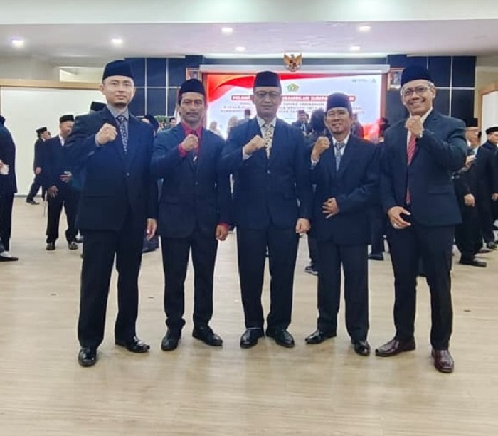ANYAR: Kepala Kemenag Jombang, Muhajir, bersama kepala madrasah dan kepala KUA yang baru dilantik, kemarin.  &nbsp;
