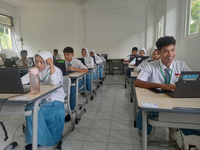 FOKUS: Siswa MAN 4 Jombang mengikuti TKA susulan (18/11).  &nbsp;