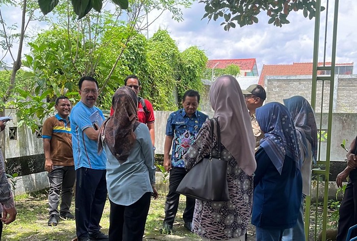 Kepala BPKAD Jombang M Nashrulloh bersama Sekdakab Jombang saat meninjau lokasi RTH baru.