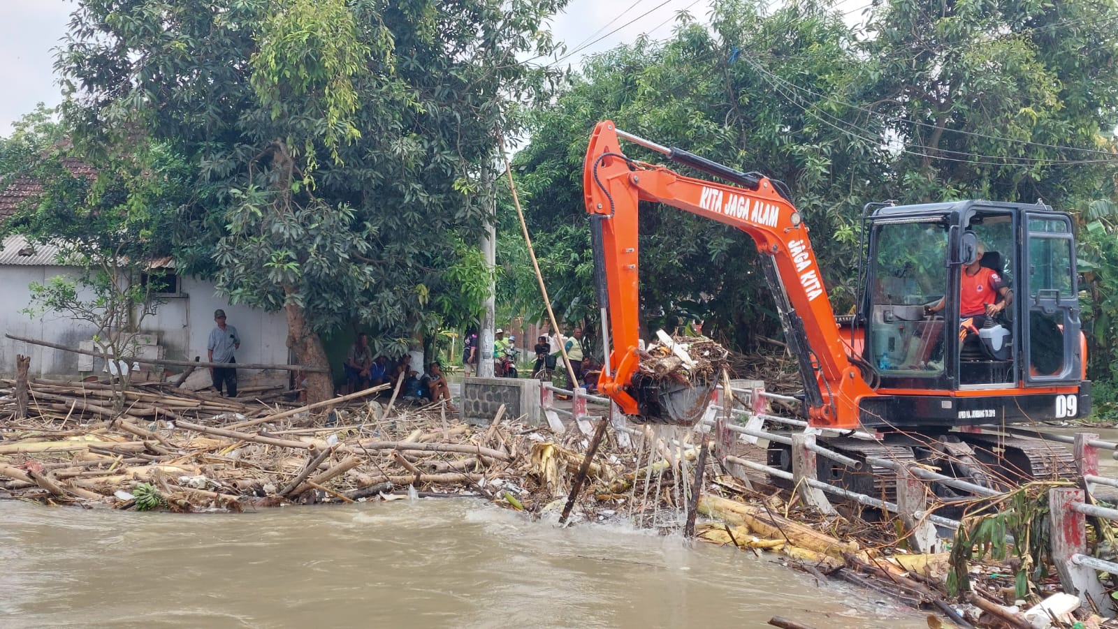 Petugas DInas PUPR Jobang membersihkan sangkrah akibat banjir.
