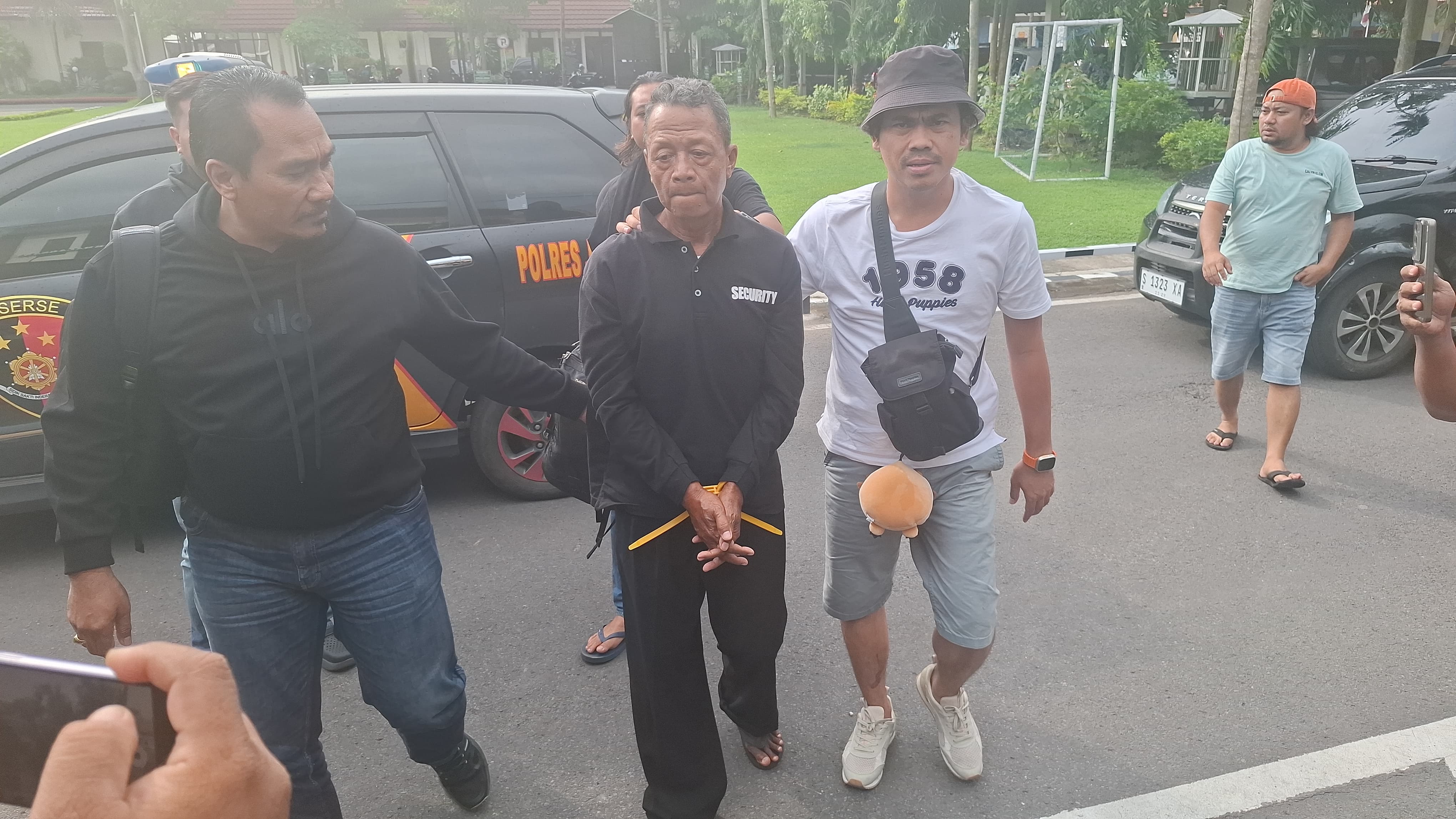 Purnomo, Pelaku pembunuhan lansia di Mojoagung saat digelandang ke Mapolres Jombang (22/11)