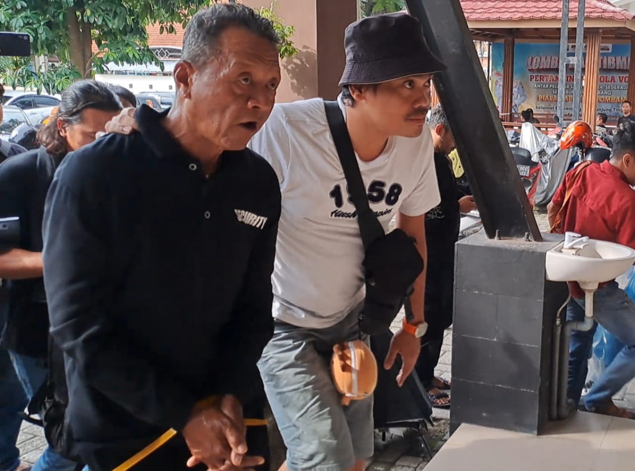 Purnomo, 60, pelaku pembunuhan istri siri saat digelandang ke Mapolres Jombang (22/11)
