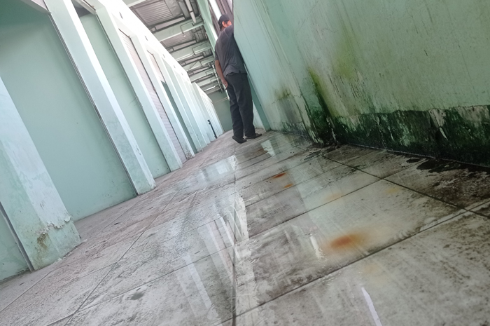 DISEGEL: Kondisi lantai dua Pasar Perak di Kecamatan Perak yang sepi.