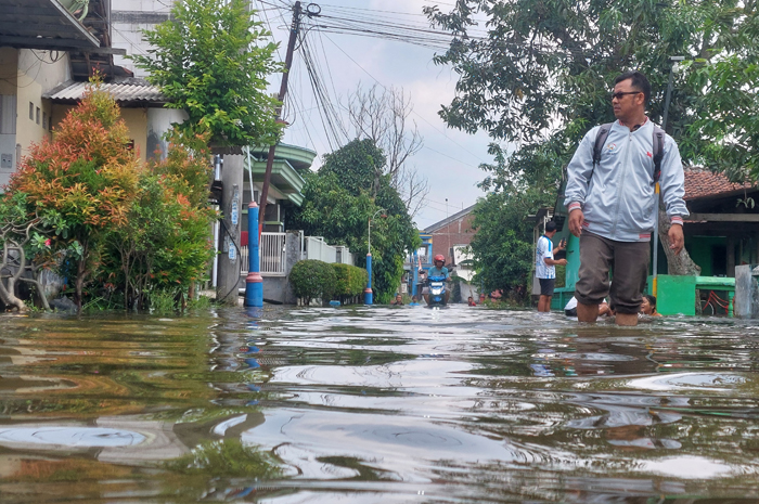 Hujan deras yang mengguyur wilayah Jombang sejak Kamis (20/11) malam hingga Jumat kembali memicu banjir di sejumlah titik utara Brantas.   &nbsp;