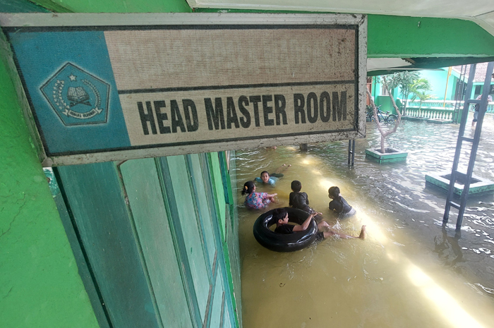 SEKOLAH TERGANGGU: Air menggenangi halaman sekolah, Kamis (20/11)  &nbsp;