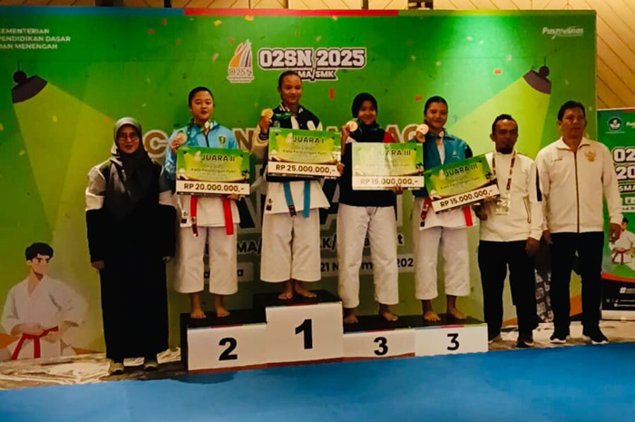 MEMBANGGAKAN: Karateka Aqila Aurelia Ramadhani Arifin siswa SMAN 2 Jombang menerima medali di podium 1 di Jakarta, (20/11).  &nbsp;
