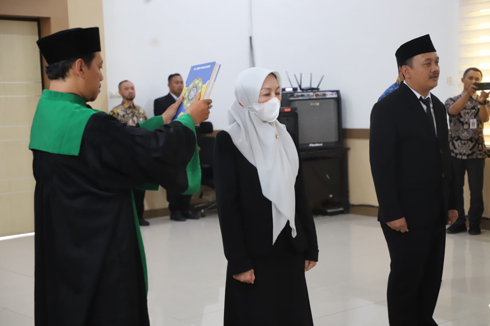 DILANTIK: Dua pejabat eselon III B dilantik Wabup Jombang, Salmanudin Yazid, Jumat (21/11).