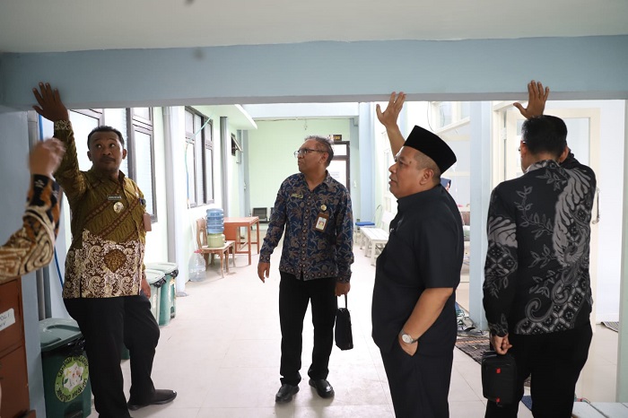 Wabup Salman Sidak Puskesmas Keboan yang atapnya bocor, Kamis (20/11)