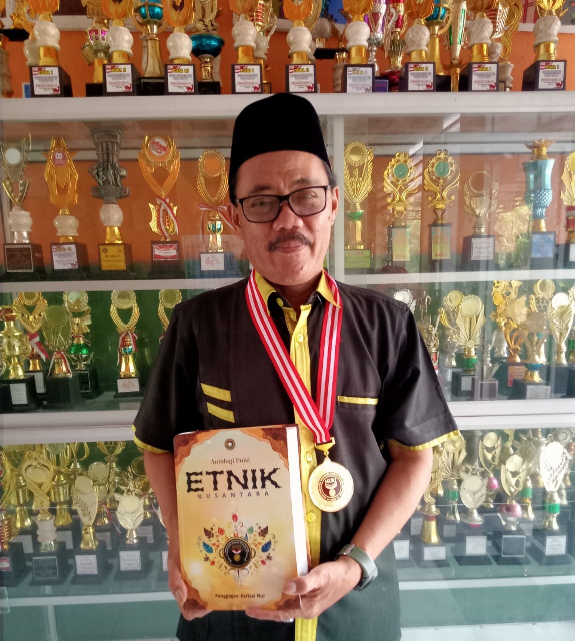 Lukman Hidayat MSi MPd menunjukkan hasil karyanya yang tercatat dalam rekor MURI