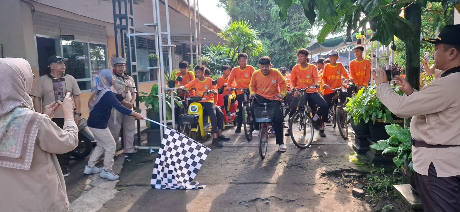 SEHAT: Kepala SMPN 1 Tembelang Tatit Mustikarini SPd memberangkatkan peserta kegiatan gowes sepeda sehat mengelilingi lingkungan sekitar sekolah, Jumat (21/11).